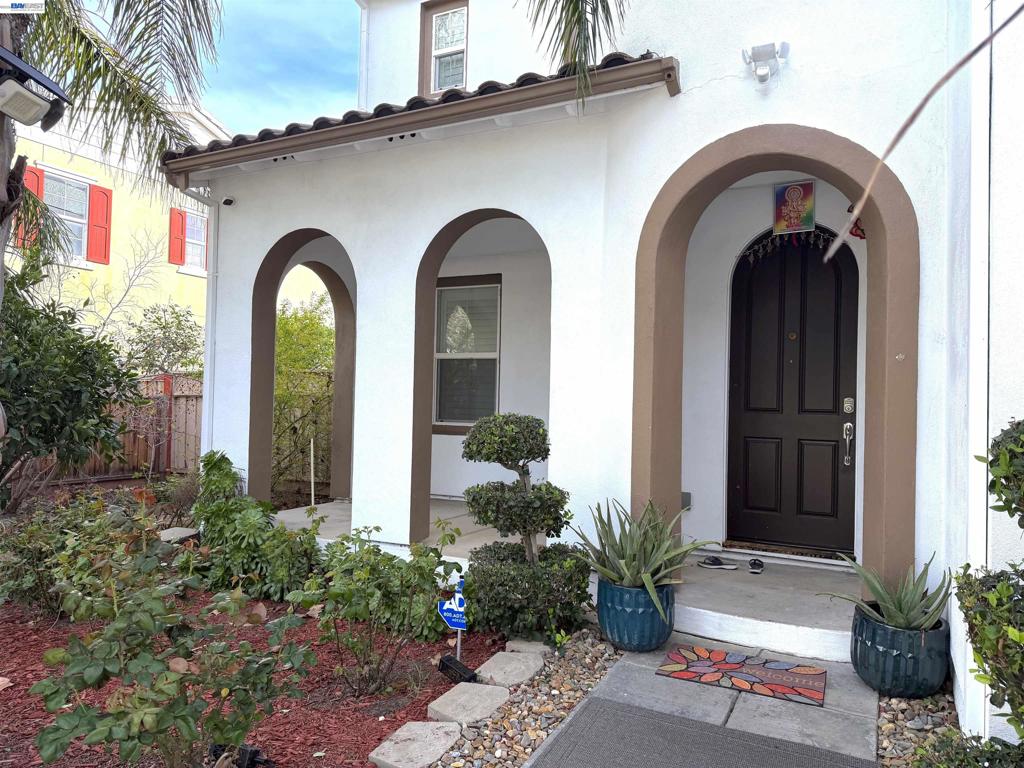 726 S Escuela Dr