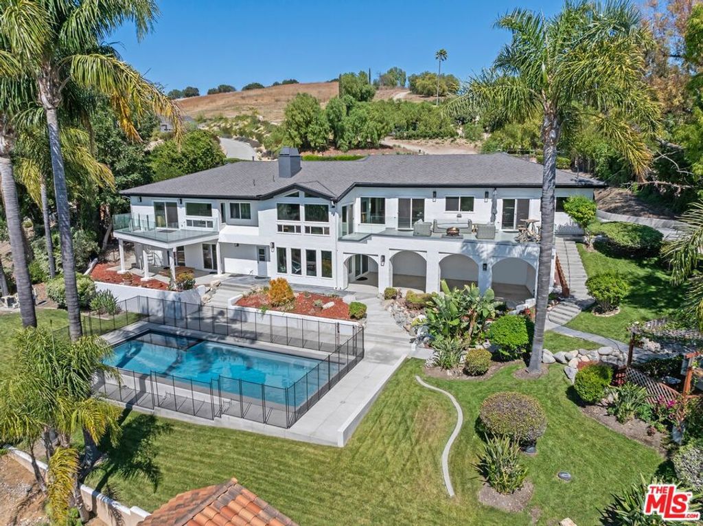 Photo of 603 Lone Oak Drive, Thousand Oaks, CA 91362 (MLS # 26655969)