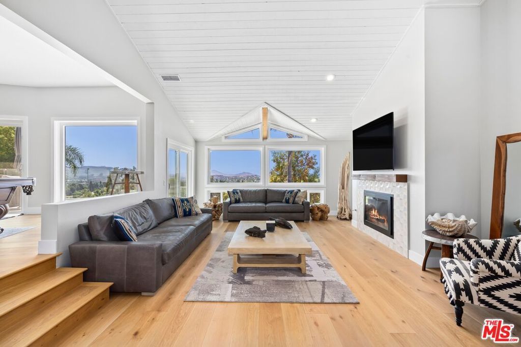 Photo of 603 Lone Oak Drive, Thousand Oaks, CA 91362 (MLS # 26655969)