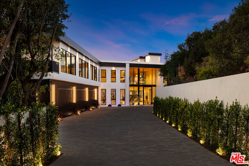 A masterful vision and meticulous execution by preeminent designer-builder-developer Romm Builders, Inc, this amenity-rich trophy view estate is expertly crafted using the choicest materials and finishes.