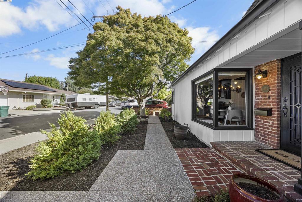UPPER B STREET - Residential