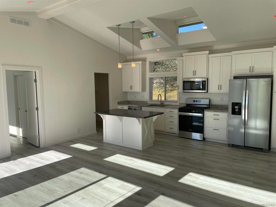 Welcome home to your brand-new Vista home at the end of a cul-de-sac with sweeping city views! Hardwood flooring throughout, vaulted ceilings, high-end stainless appliances and ceiling fans in every room. Great location with easy access to park, shopping, dining and the freeway. Don’t miss this one!