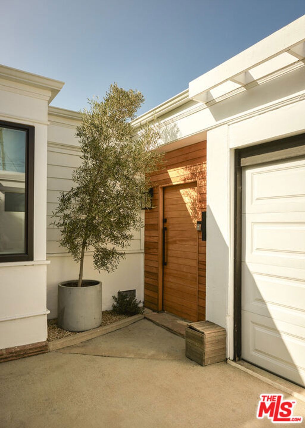 Photo of 651 S Bundy Drive, Los Angeles, CA 90049 (MLS # 25618815)