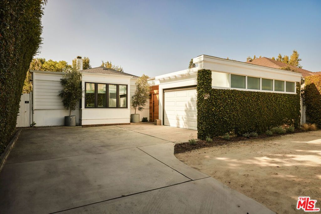 Photo of 651 S Bundy Drive, Los Angeles, CA 90049 (MLS # 25618815)