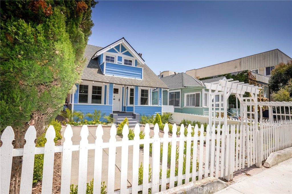 Photo of 38 Dudley Avenue, Venice, CA 90291 (MLS # OC26049090)