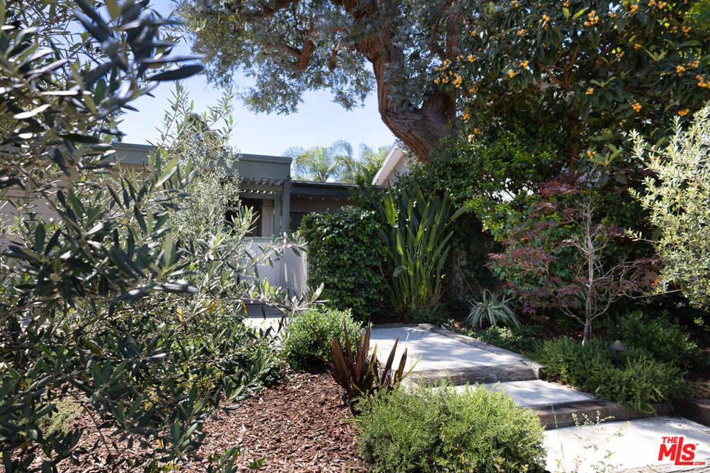 Photo of 12722 Sarah Street, Studio City, CA 91604 (MLS # 26707123)