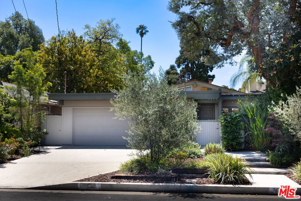 Photo of 12722 Sarah Street, Studio City, CA 91604 (MLS # 26707123)