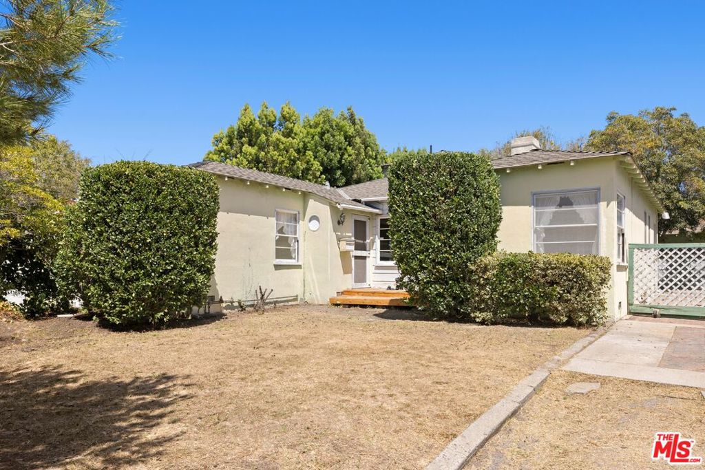 Photo of 10537 Northvale Road, Los Angeles, CA 90064 (MLS # 26946417)