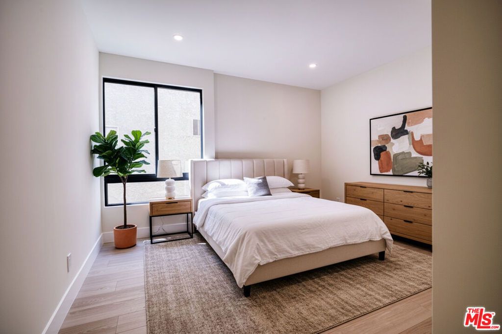 Photo of 13920 Moorpark Street #201, Sherman Oaks, CA 91423 (MLS # 25608863)