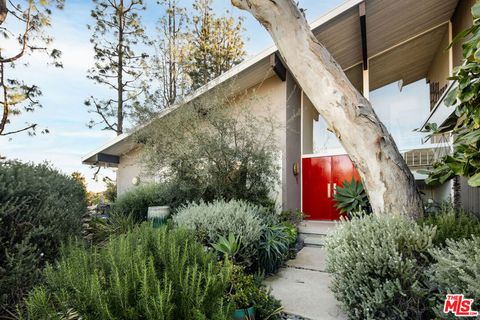 Photo of 2419 Banyan Drive, Los Angeles, CA 90049 (MLS # 26830103)