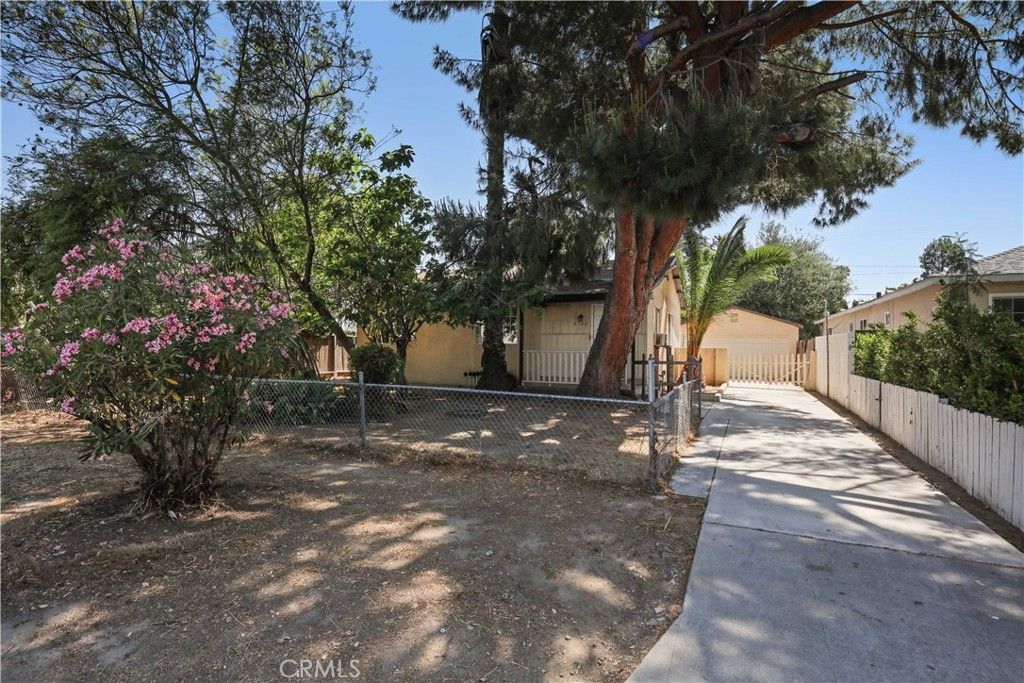 Photo of 5940 Cedros Avenue, Van Nuys, CA 91411 (MLS # SR25113526)