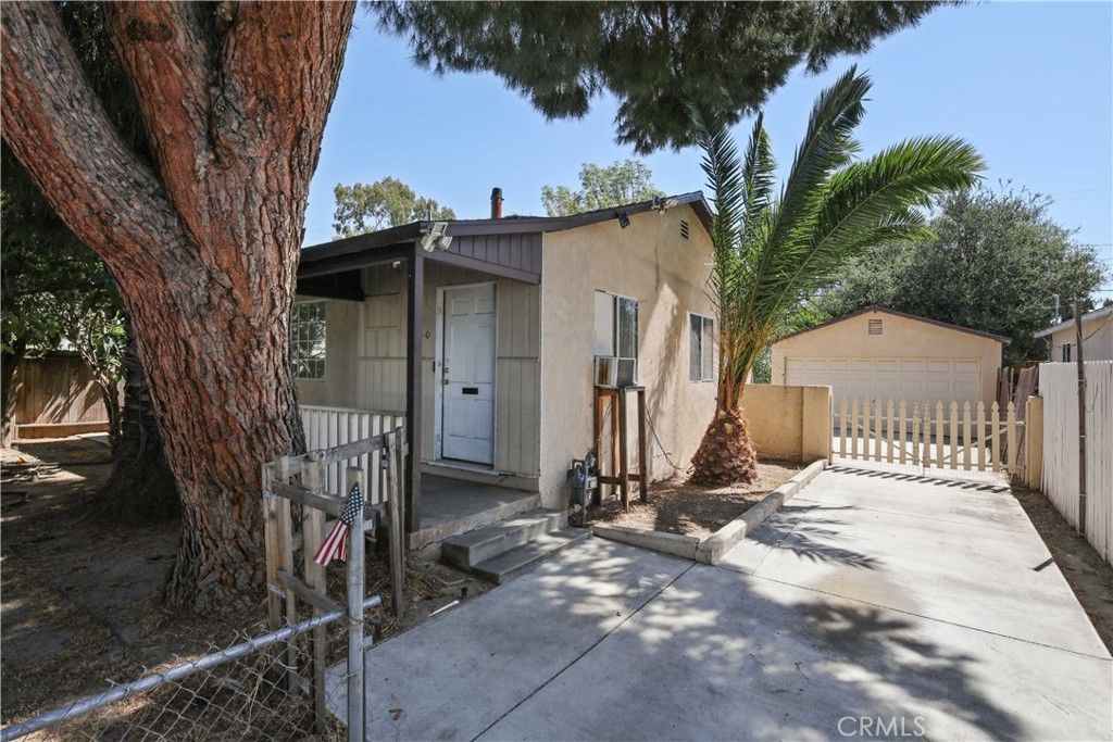 Photo of 5940 Cedros Avenue, Van Nuys, CA 91411 (MLS # SR25113526)