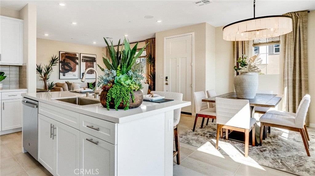 2845 E Amberley Privado