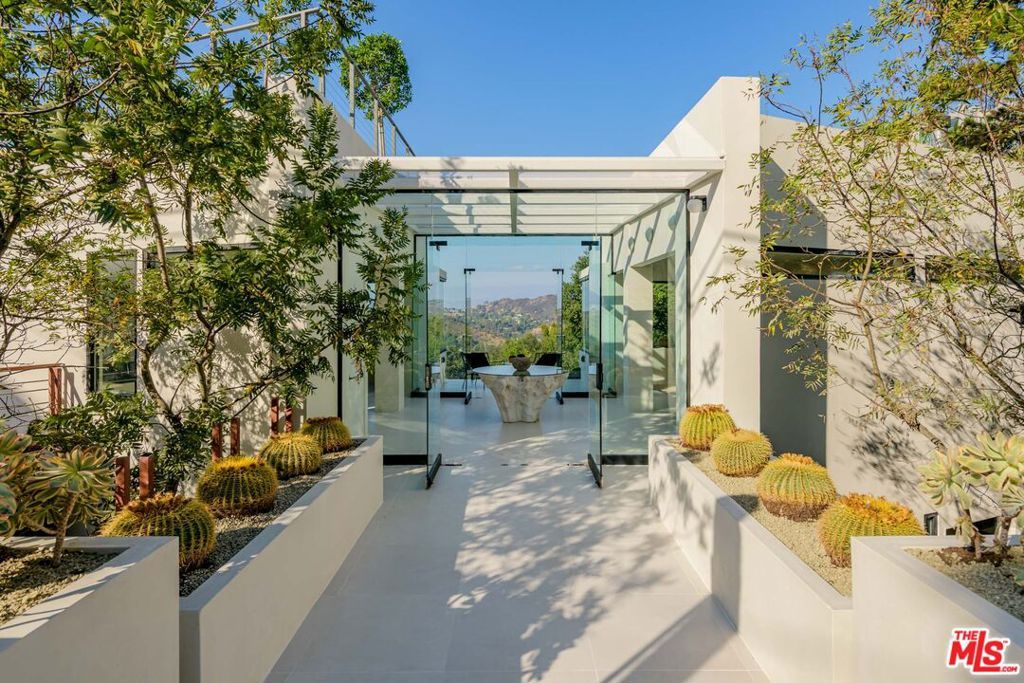 Photo of 8896 Lookout Mountain Avenue, Los Angeles, CA 90046 (MLS # 25597937)