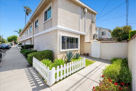 Photo of 2400 Voorhees AVE #4, Redondo Beach, CA 90278 (MLS # SB26204597)