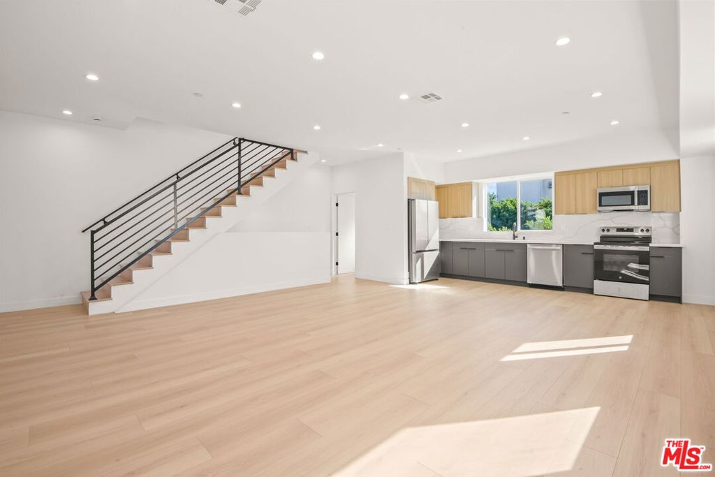 1707 S Burnside Avenue