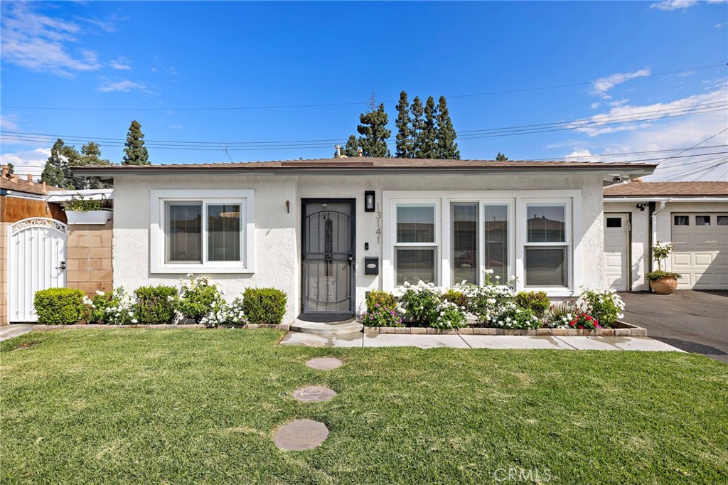 Charming 2-bedroom, 1-bath home in the heart of Westminster! This single-story property offers a spacious layout with tile flooring throughout, a bright living area, and a functional kitchen. Great potential for first-time buyers or investors. Conveniently located near schools, shopping, and freeways. Don’t miss this great opportunity!