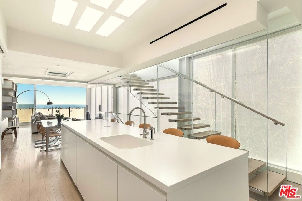 1267 Palisades Beach Road