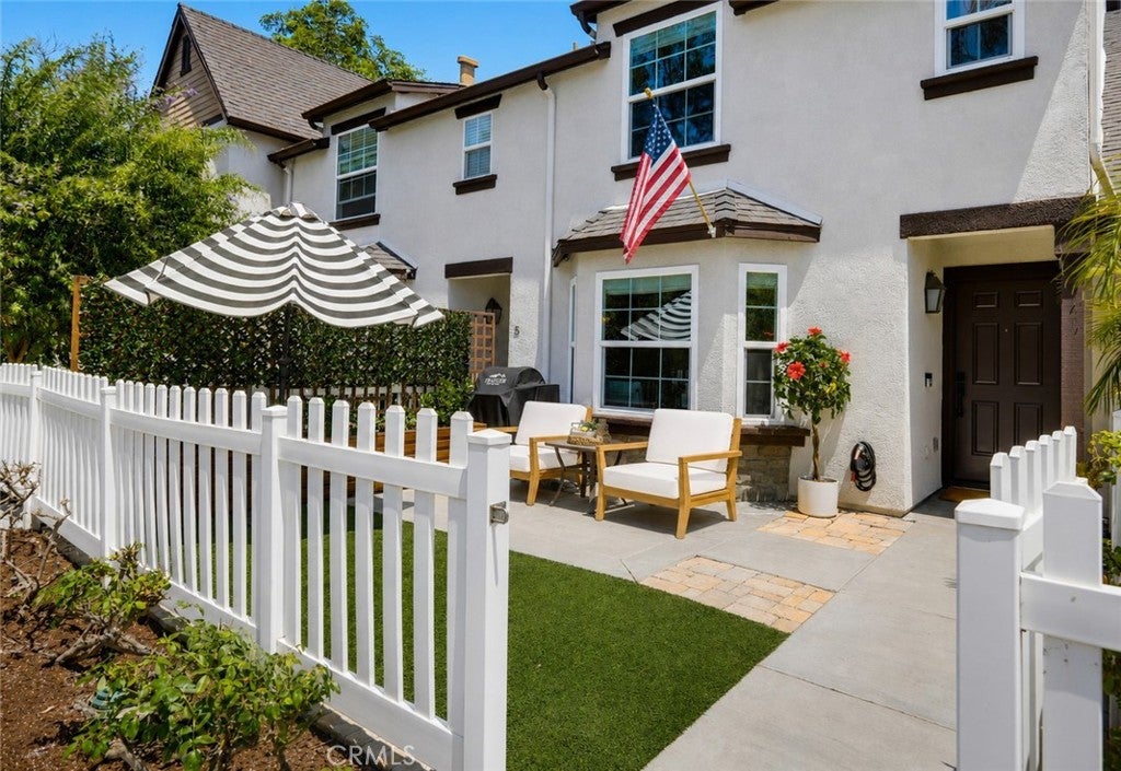 3 Three Vines Court