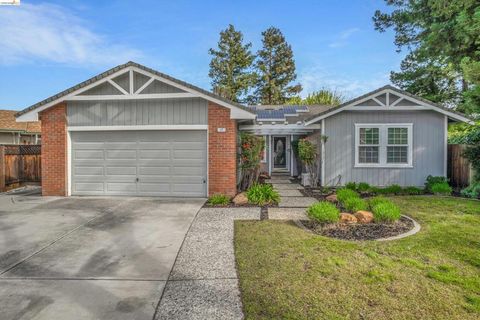 Photo of 17 Kensington Ct Ct, Brentwood, CA 94513 (MLS # 41126965)