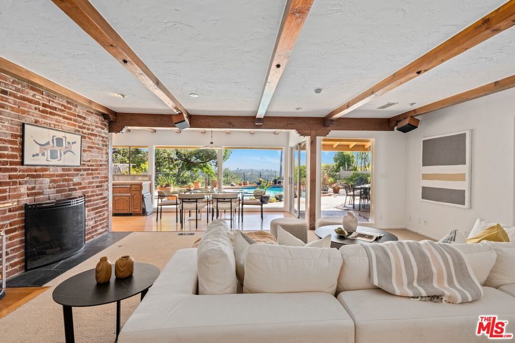 Photo of 2200 Jeffersonia Way, Los Angeles, CA 90049 (MLS # 25595417)