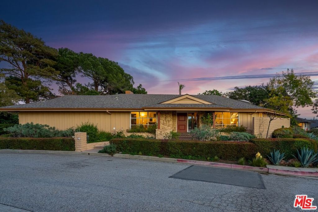 Photo of 2200 Jeffersonia Way, Los Angeles, CA 90049 (MLS # 25595417)