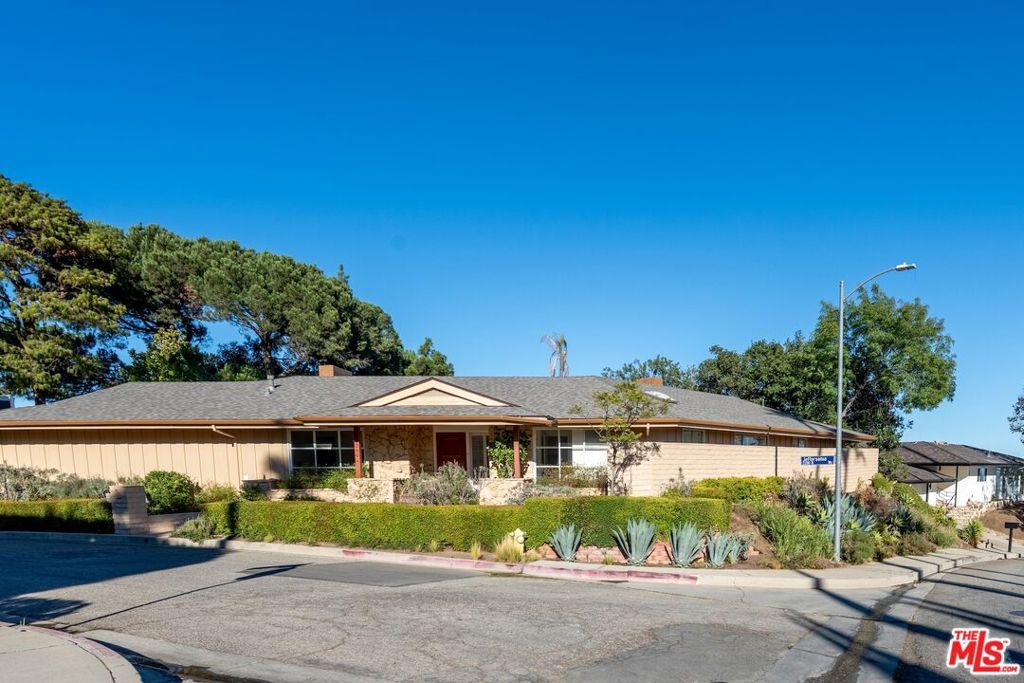 Photo of 2200 Jeffersonia Way, Los Angeles, CA 90049 (MLS # 25595417)