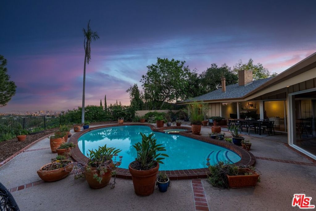 Photo of 2200 Jeffersonia Way, Los Angeles, CA 90049 (MLS # 25595417)