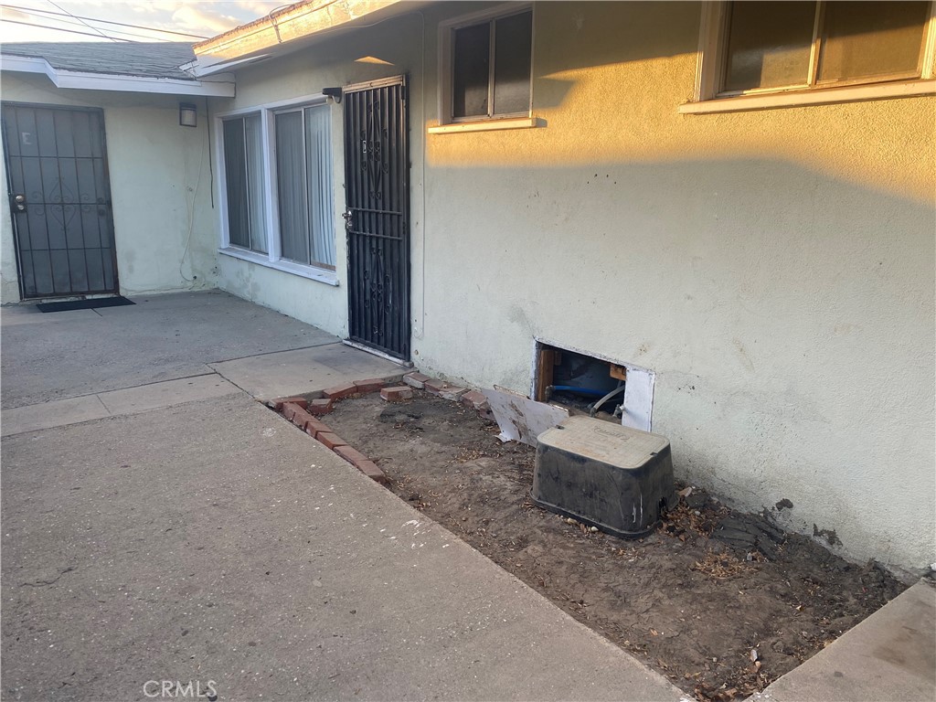 VACANT ( RENT READY ) 1 BDR / 1 BATH GROUND LVL UNIT OF A 5 UNIT BUILDING BY PCH & WILMINGTON AVE. SPACIOUS ROOM W/ FULL BATH + KITCHEN & PRIVATE PATIO. 1 CAR GARAGE PARKING. CLOSE TO SCHOOLS, SHOPPING & 110 FWY.