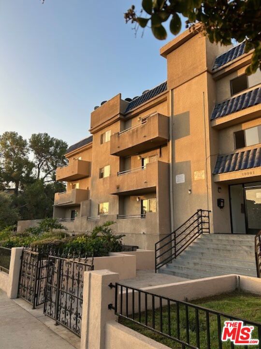 10901 Laurel Canyon Boulevard 212