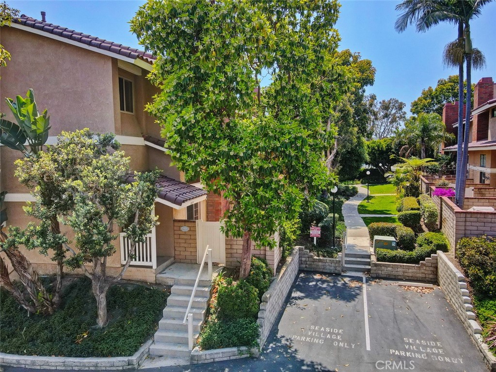 7825 Seaglen Drive