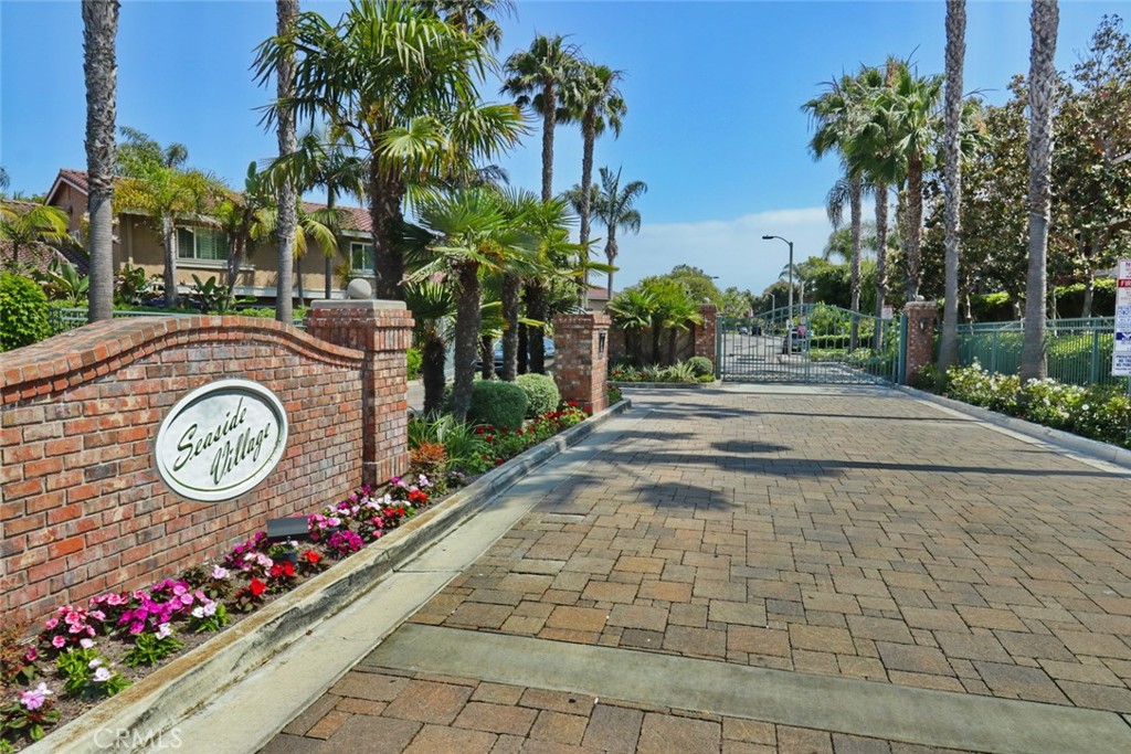 7825 Seaglen Drive