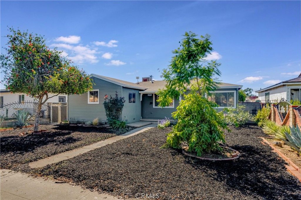Photo of 11023 Laurel Canyon Boulevard, San Fernando, CA 91340 (MLS # SR25231062)