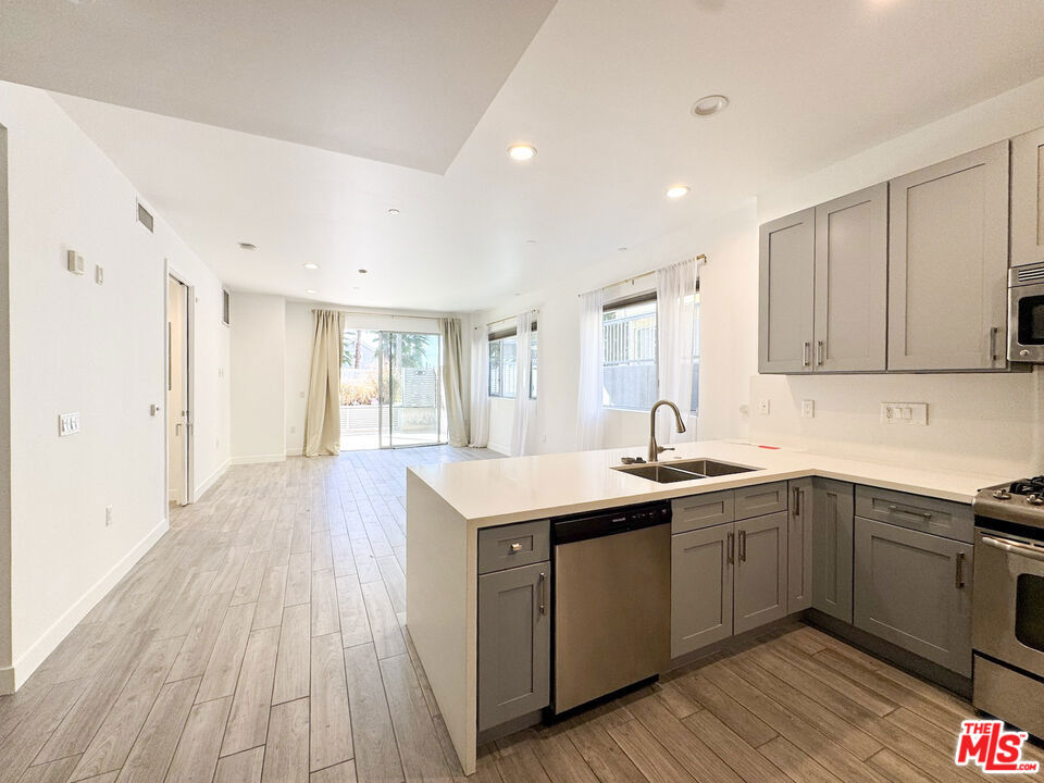 6001 CARLTON Way 101