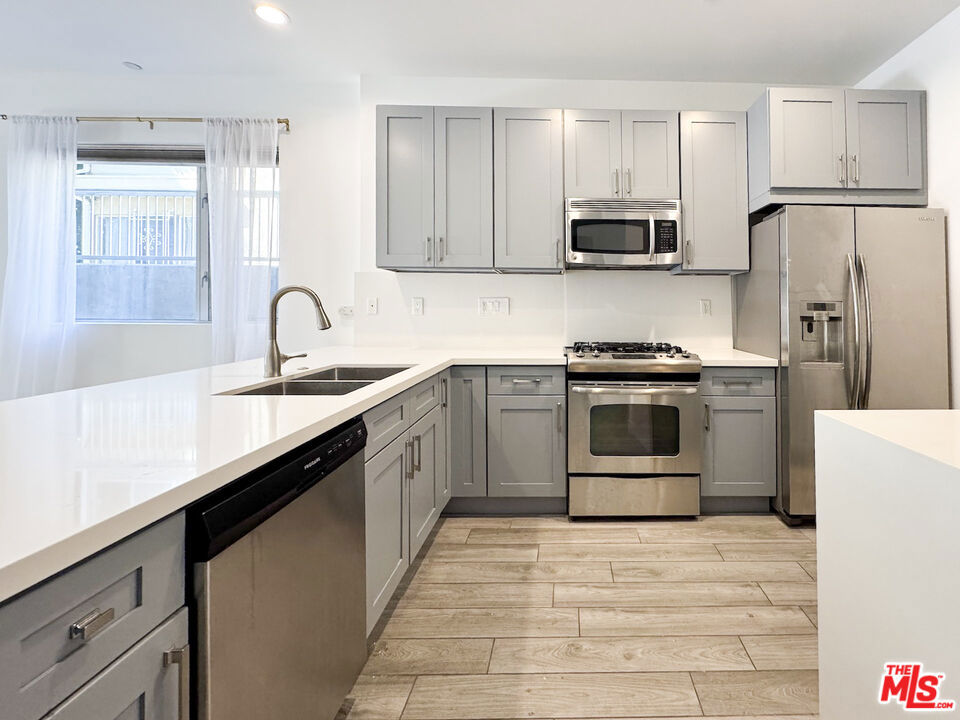 6001 CARLTON Way 101