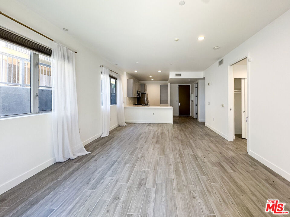 6001 CARLTON Way 101