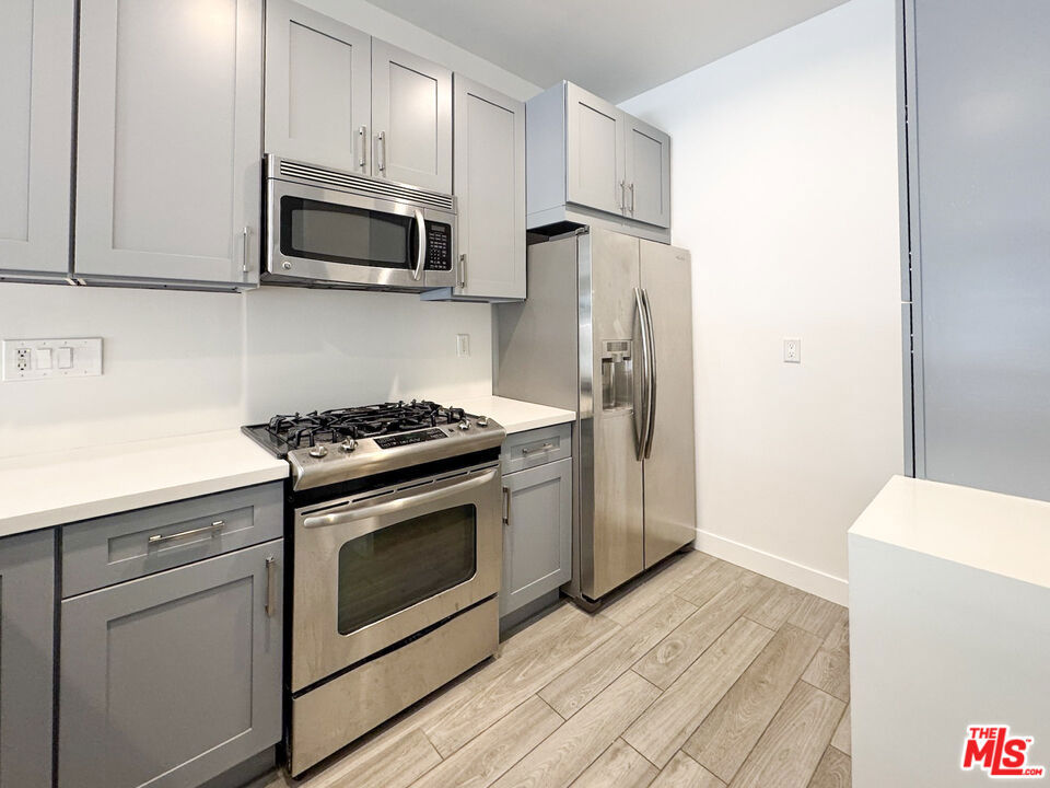 6001 CARLTON Way 101