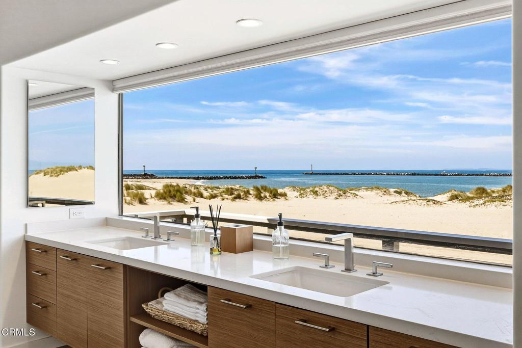 Oxnard, California, 93035, United States, 3 Bedrooms Bedrooms, ,4 BathroomsBathrooms,Residential,Active,2041521