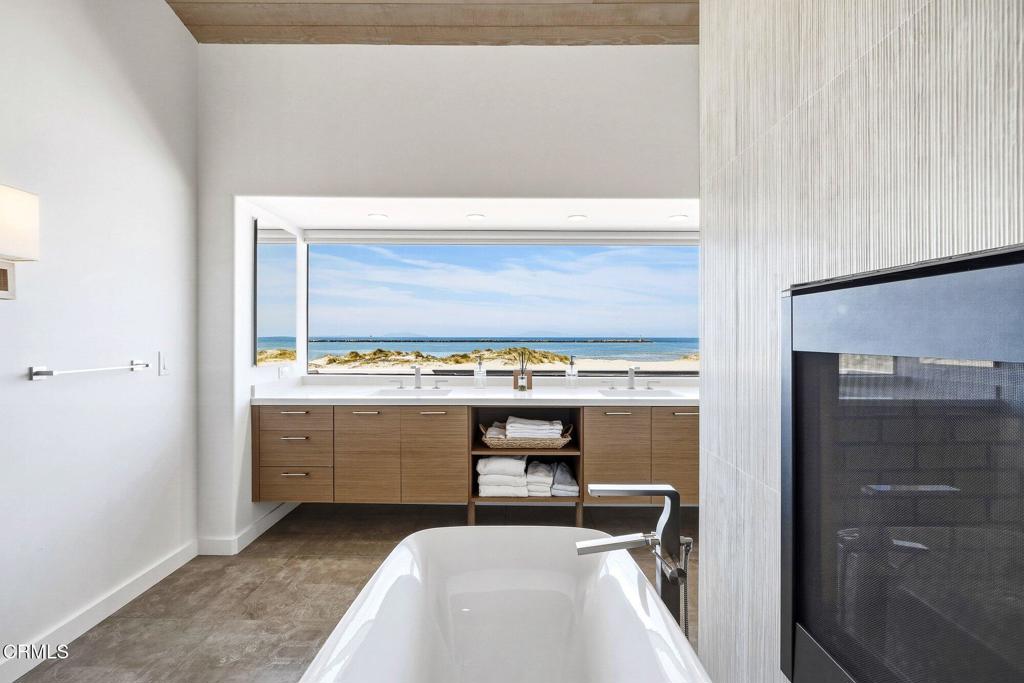 Oxnard, California, 93035, United States, 3 Bedrooms Bedrooms, ,4 BathroomsBathrooms,Residential,Active,2041521