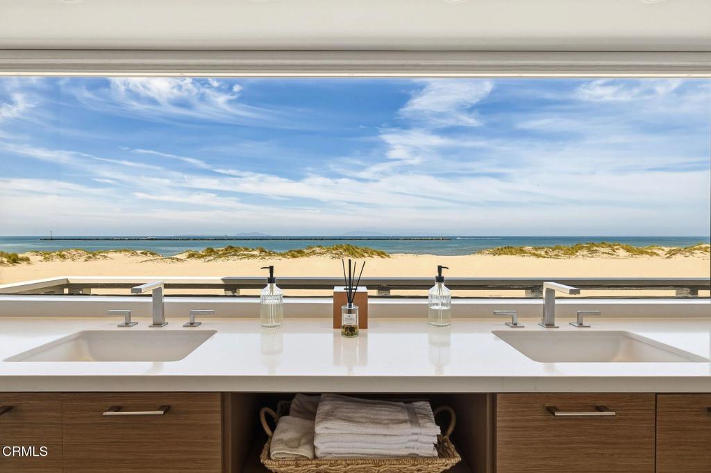 Oxnard, California, 93035, United States, 3 Bedrooms Bedrooms, ,4 BathroomsBathrooms,Residential,Active,2041521