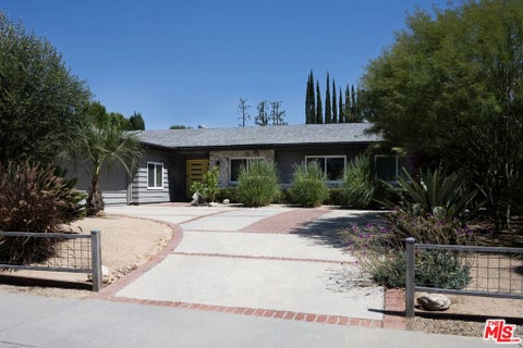 Photo of 22429 Bessemer Street, Woodland Hills, CA 91367 (MLS # 26847421)