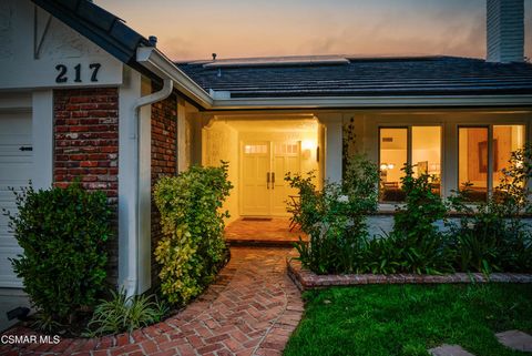 Photo of 217 Parkview Drive, Oak Park, CA 91377 (MLS # 226001803)