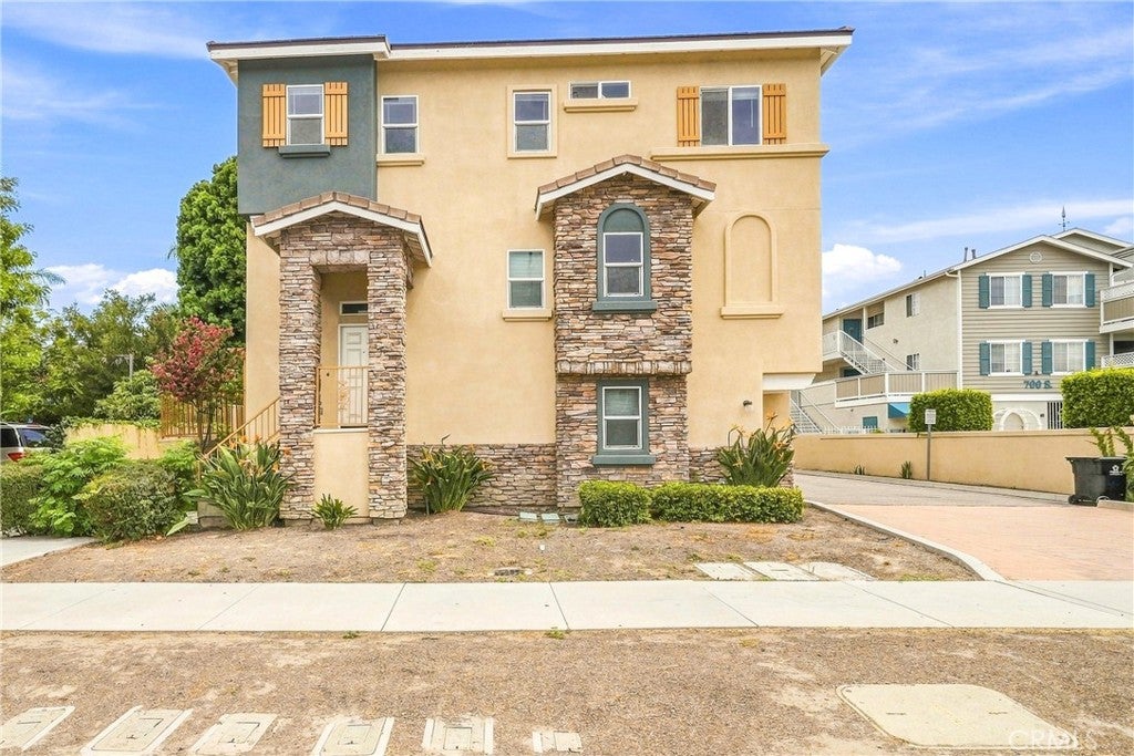 670 S Magnolia Avenue