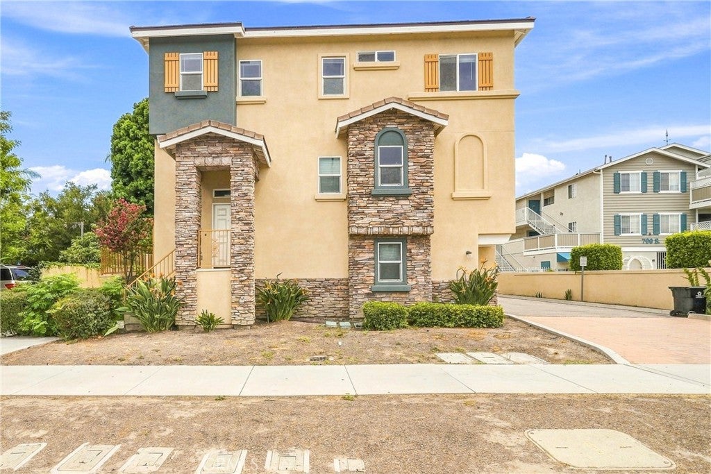 670 S Magnolia Avenue