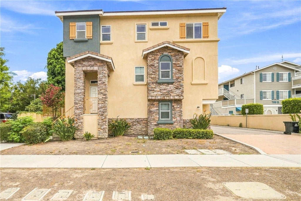 670 S Magnolia Avenue