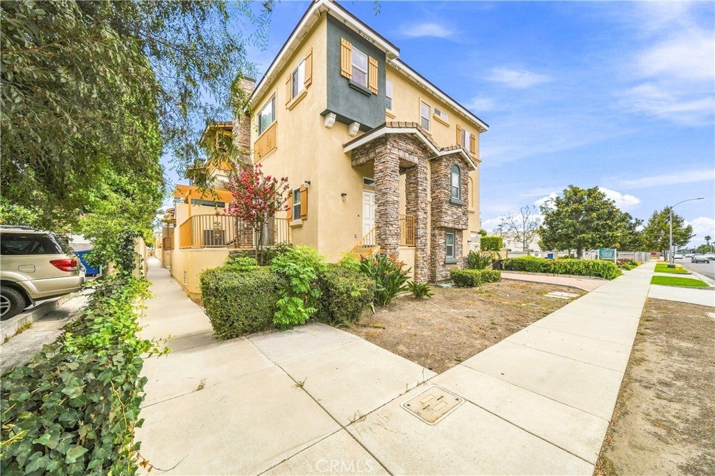 670 S Magnolia Avenue