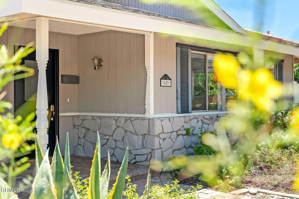 438 E View Drive