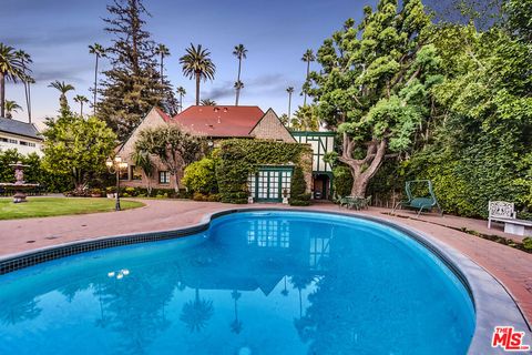 Photo of 805 N Bedford Drive, Beverly Hills, CA 90210 (MLS # 26651243)