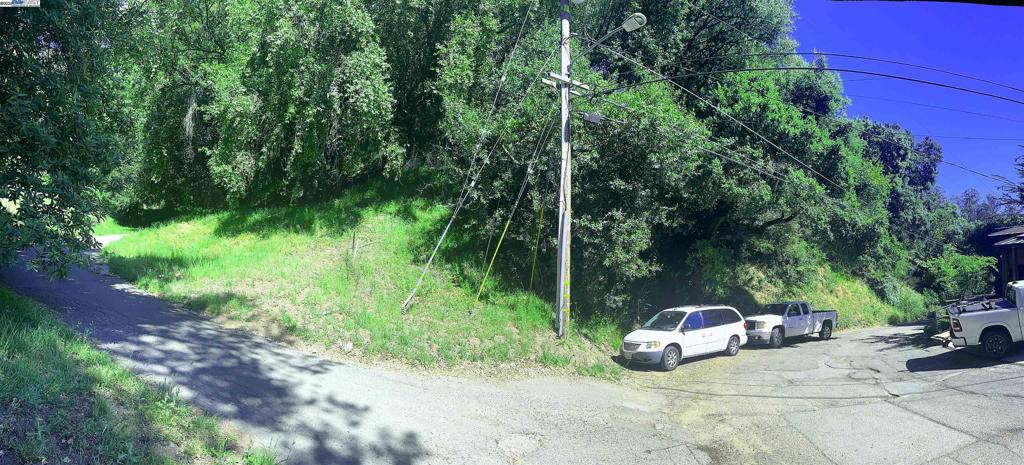 Buildable residential land located in the desirable Oakland Hill — one of the premier areas of Oakland. The site offers the potential to construct a custom home valued at over 2 million. Collaborate with your architect and construction team to bring your dream residence to life.