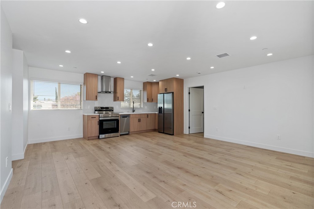 Now available: a newly built upstairs 2-bedroom, 2-bath rental at 11142 Woodley Ave. This all-electric home combines modern design, energy efficiency, and a prime second-floor location with beautiful mountain views.
Enjoy an open floor plan with wide-plank flooring, recessed lighting, and abundant natural light. The sleek kitchen features quartz countertops, soft-close cabinetry, and stainless steel appliances — all powered by electricity for eco-friendly living. The primary suite offers a custom-organized closet and private bath with a glass-enclosed shower and designer fixtures. A second bedroom and bath provide flexibility for guests, family, or a home office.
Features include:
Upstairs unit with mountain views
All-electric appliances & systems
In-unit laundry hookups
Central A/C + heat
Secure gated entry
Bright, modern finishes
?? Conveniently located in Granada Hills near schools, shopping, dining, and freeway access.